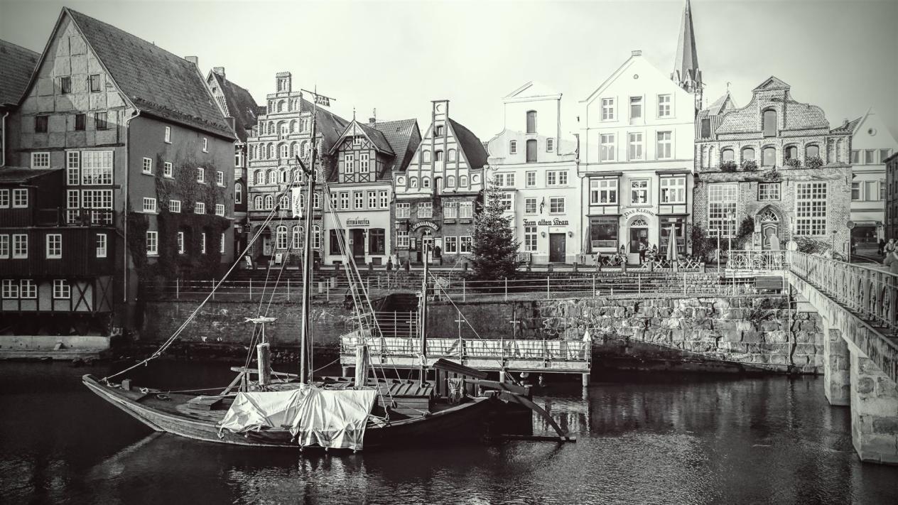 Stintmarkt Lüneburg mit Salzewer auf der Ilmenau